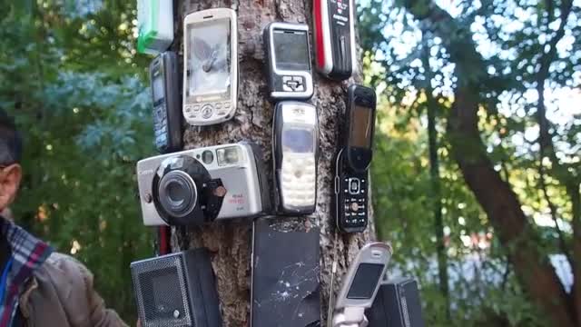 Стара техника украси дърво във Варна