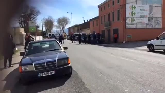 Член на ИДИЛ взе заложници в магазин във Франция, има двама убити