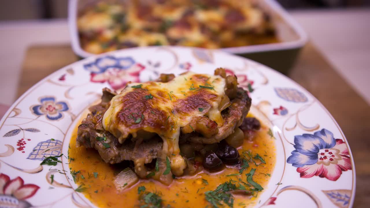 Home Cusine: Свински карета с патладжани, домати и маслини