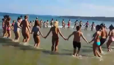 Кръшно хоро в морето смая туристите