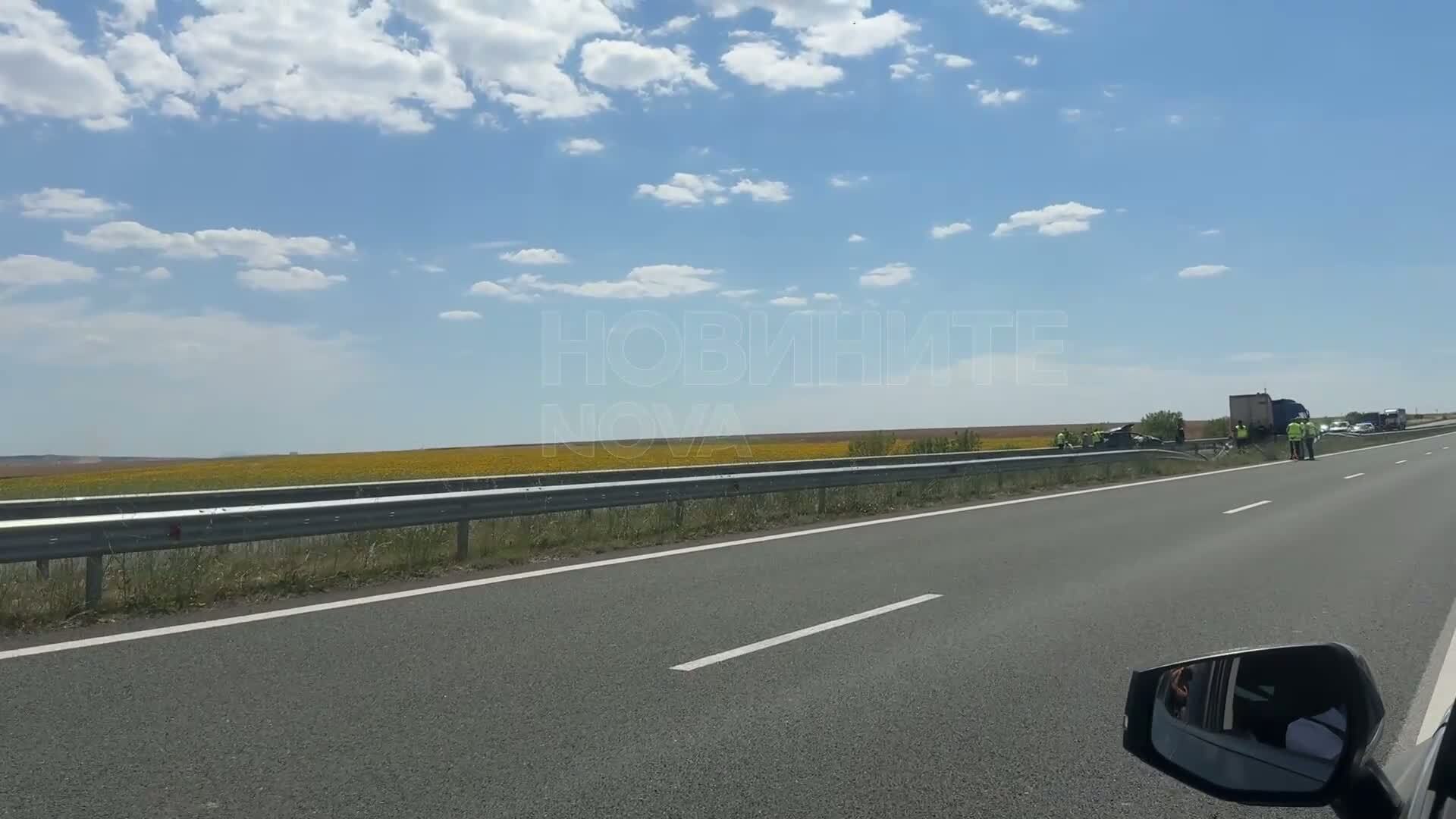 Тир се вряза в кола в насрещното на „Тракия”, загинаха мъж и две деца
