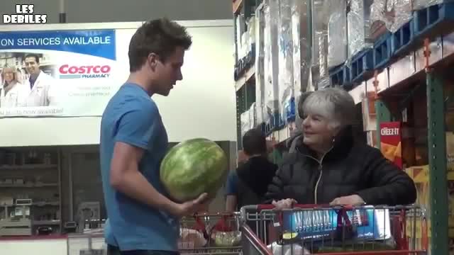 Имаш нещо в косата ? Смях !
