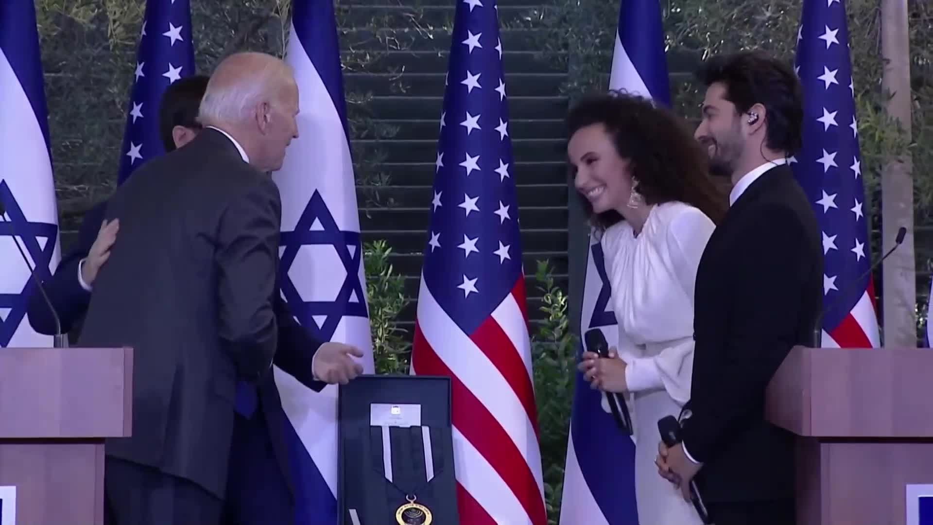Моментът, в който израелска певица отказа да се ръкува с Байдън