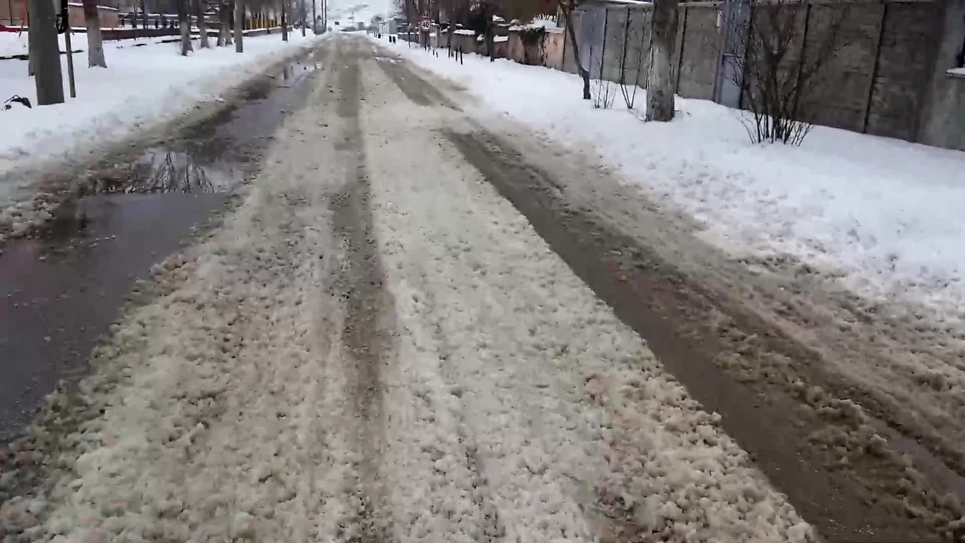 Непочистена главна улица в село Малево, Хасковско