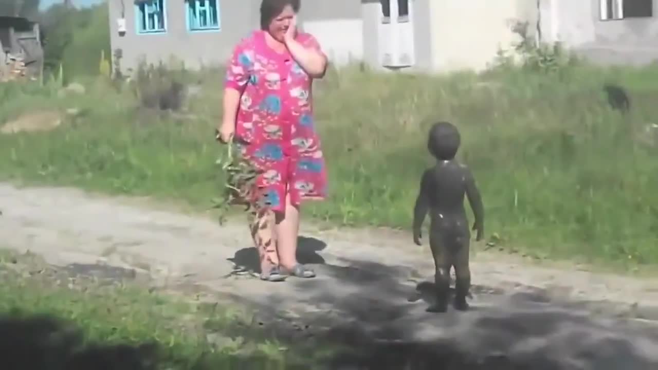 Те съществуват.. Един от извънземните се приближи до жената..