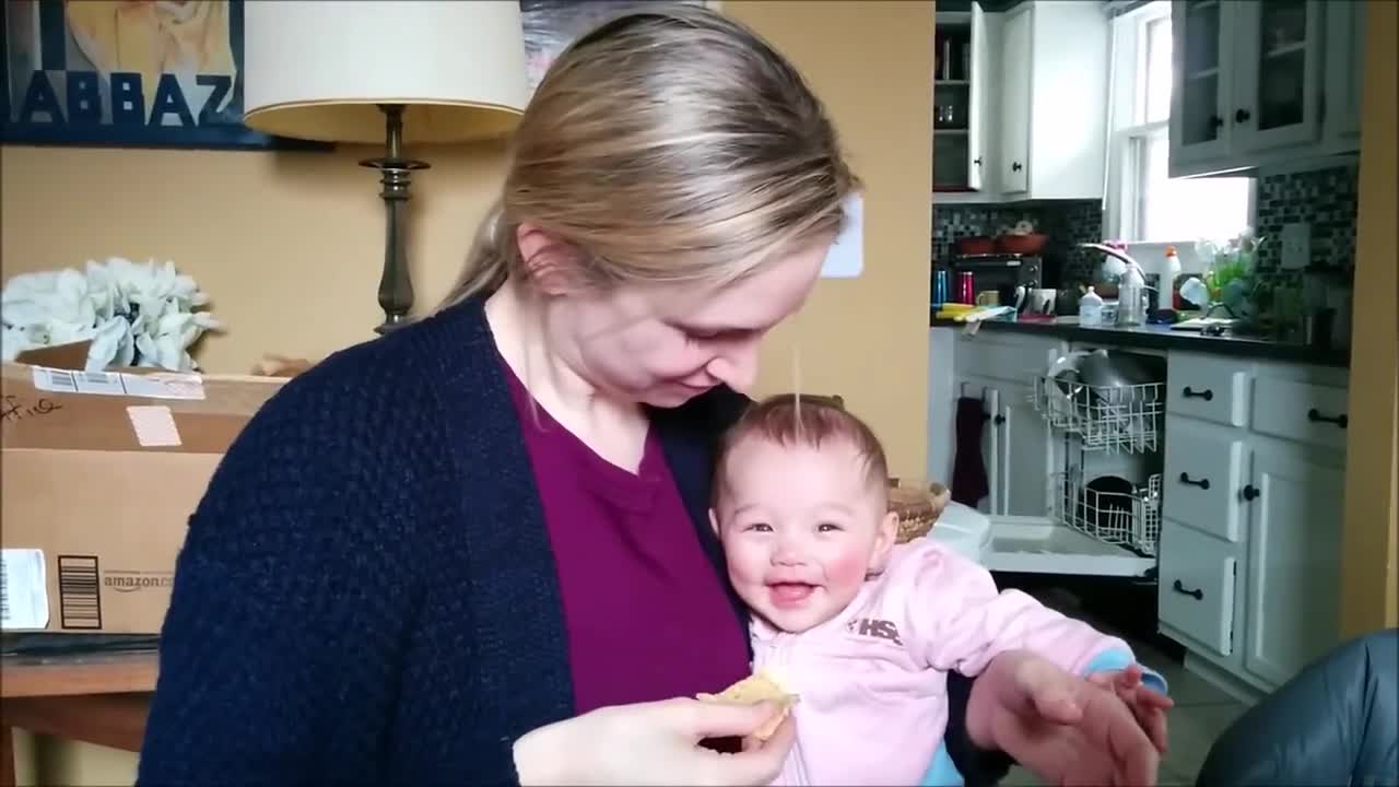 Бебе харесва звука на чипса