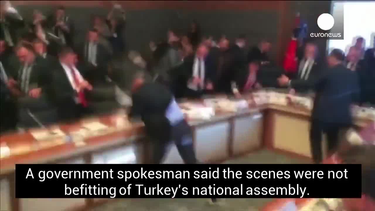 Жестоко меле в Турсия парламент.