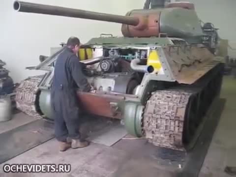 Механик стартира успешно запалването двигателя на легендарния руски танк Т- 34 !