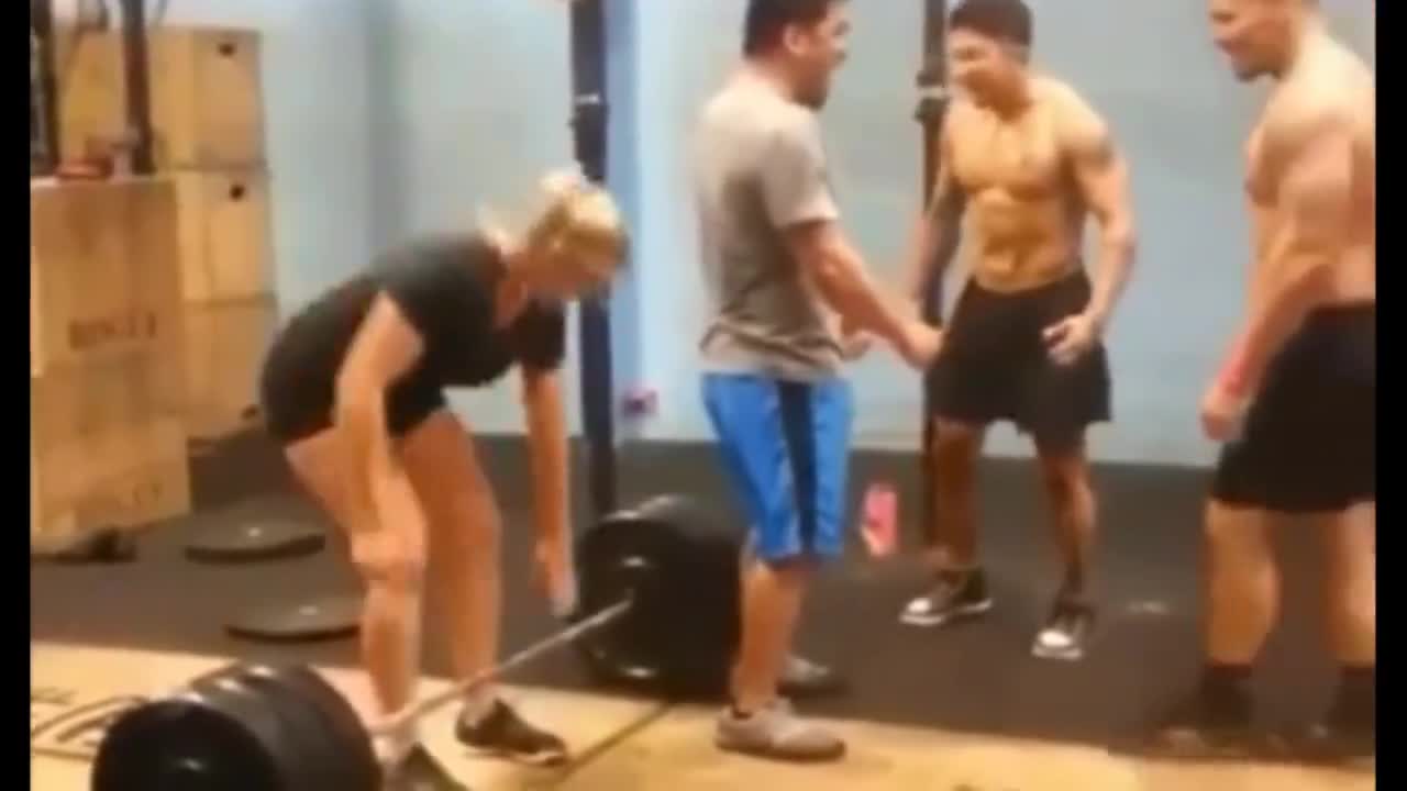 Момиче се гаври със здравеняци