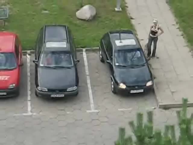 Мъж слуша Жена как да паркира 