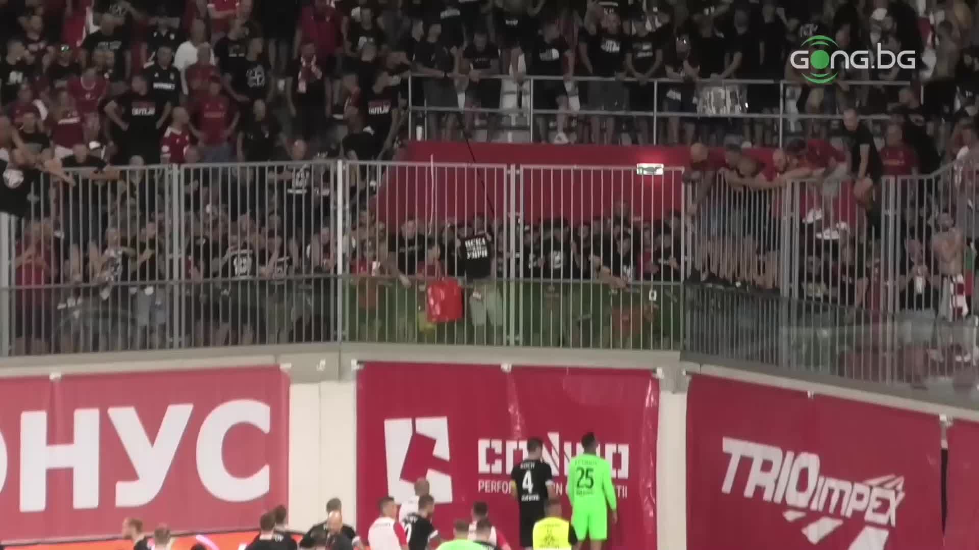 Привържениците на ЦСКА изпращат с освирквания играчите след поражението от Сепси