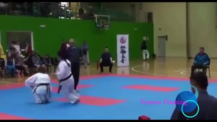 Момиче нанася светкавичен удар с крак на съперничка по Таекуон - до!