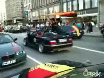 Германски фен пада от кола 