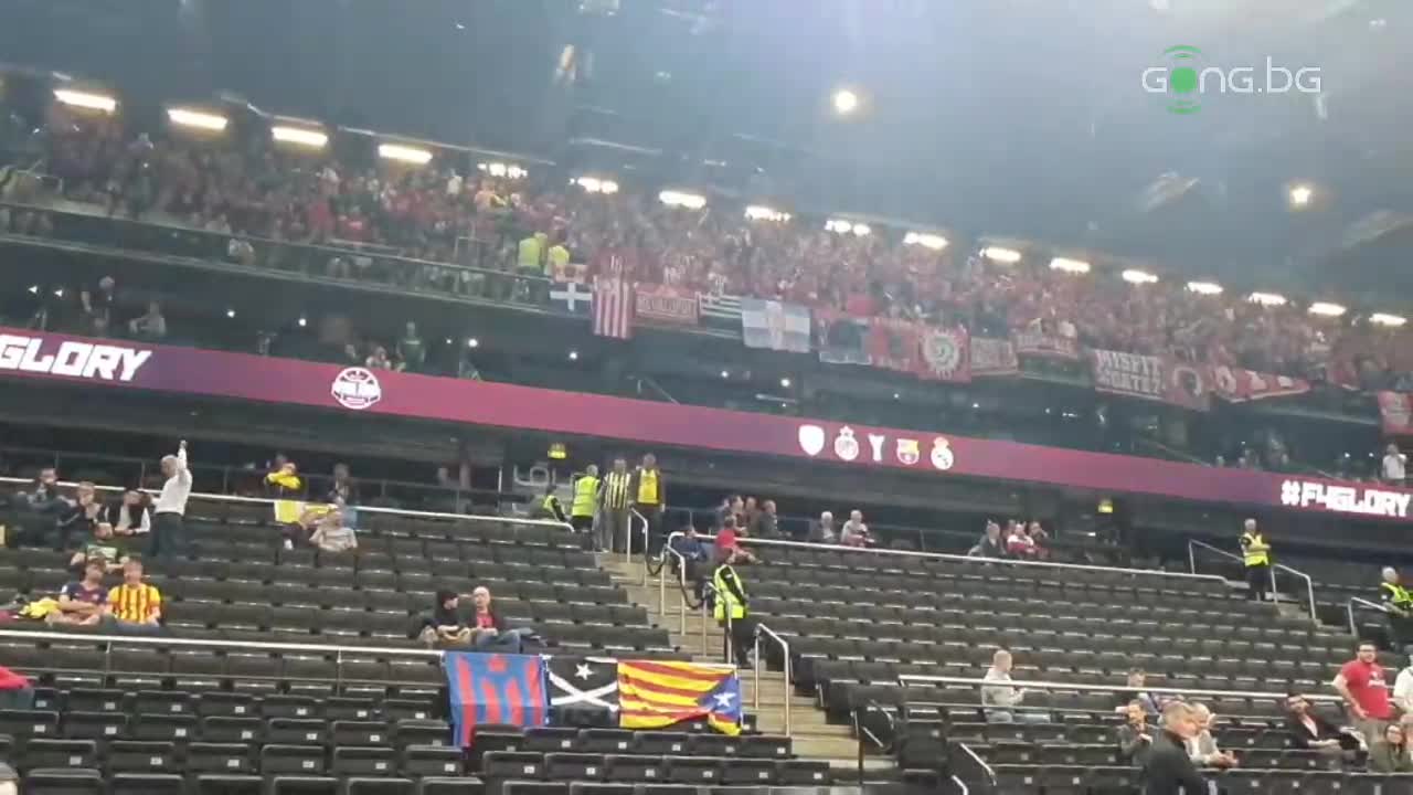 Феновете на Олимпиакос се забавляват преди мача с Монако