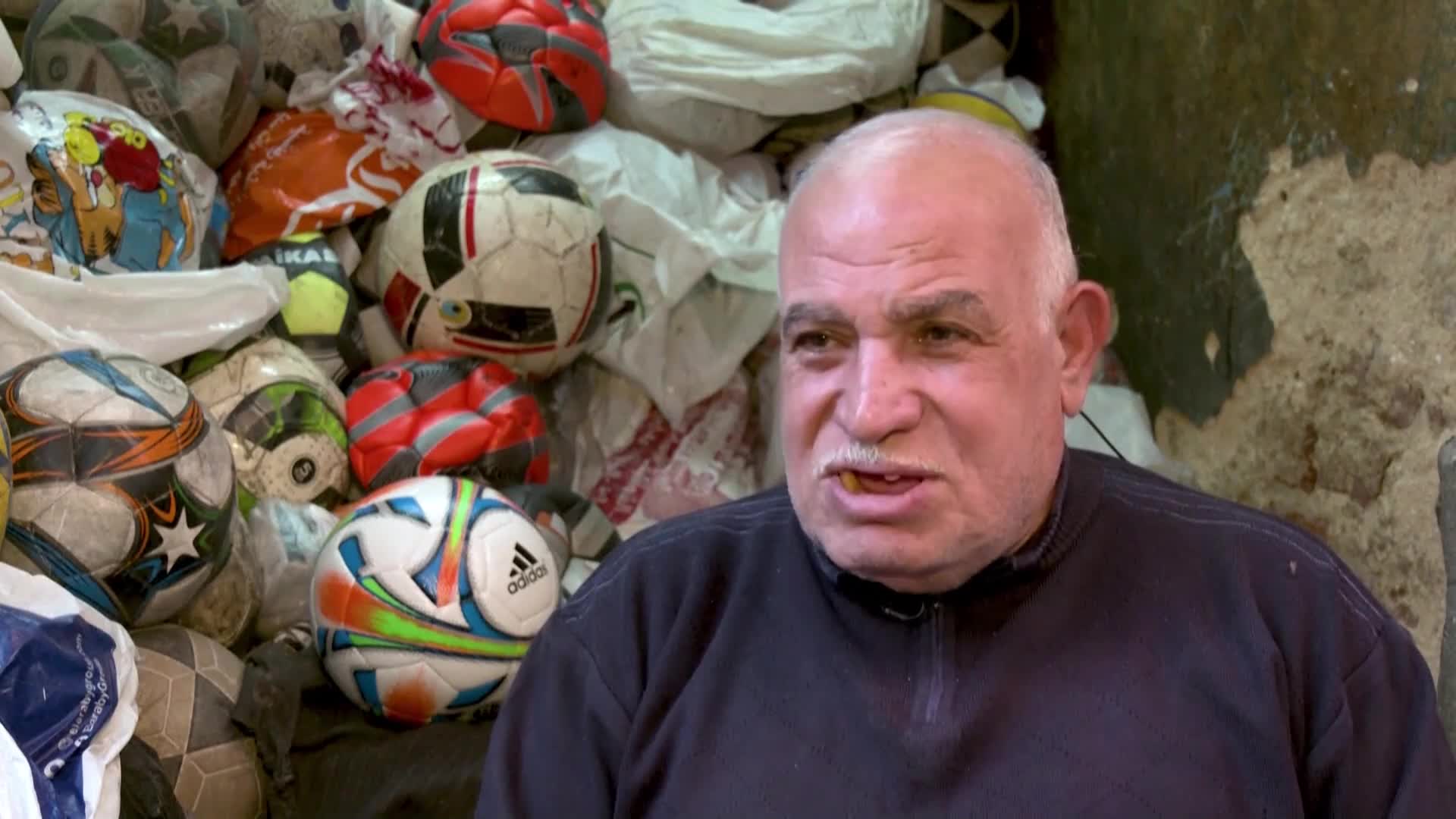 Кой е Мостафа – египтянинът, изработващ футболни топки над 50 години (ВИДЕО)
