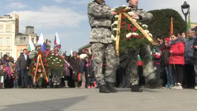 Стотици русенци поднесоха цветя на Паметника на свободата