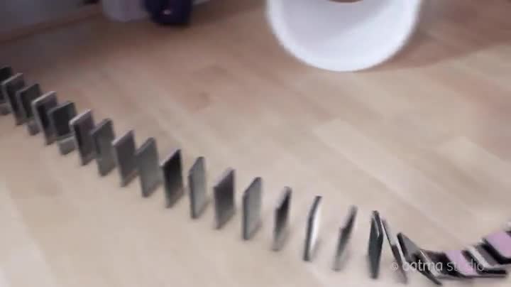 Домино съставено от 10,000 iphone !