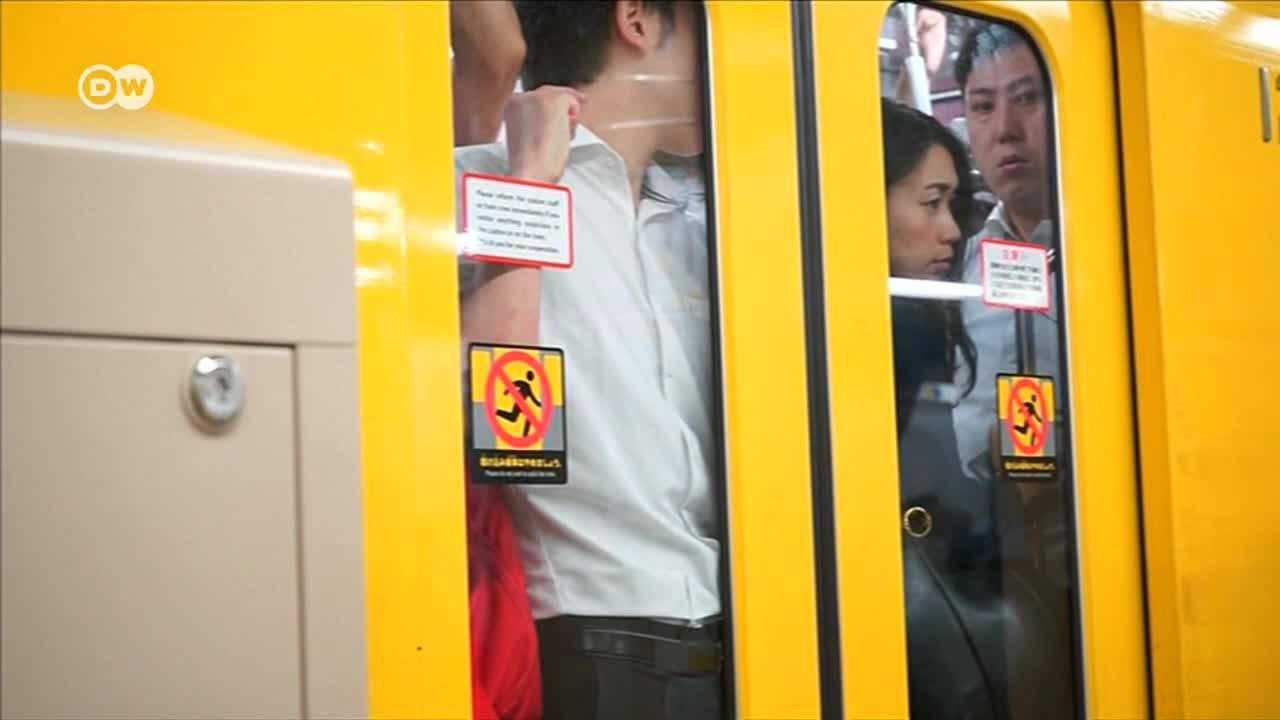 Натъпкани като сардели: в метрото на Токио