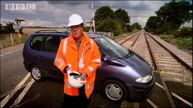 >Top Gear - Ето защо не бихте искали да ви удари влак!