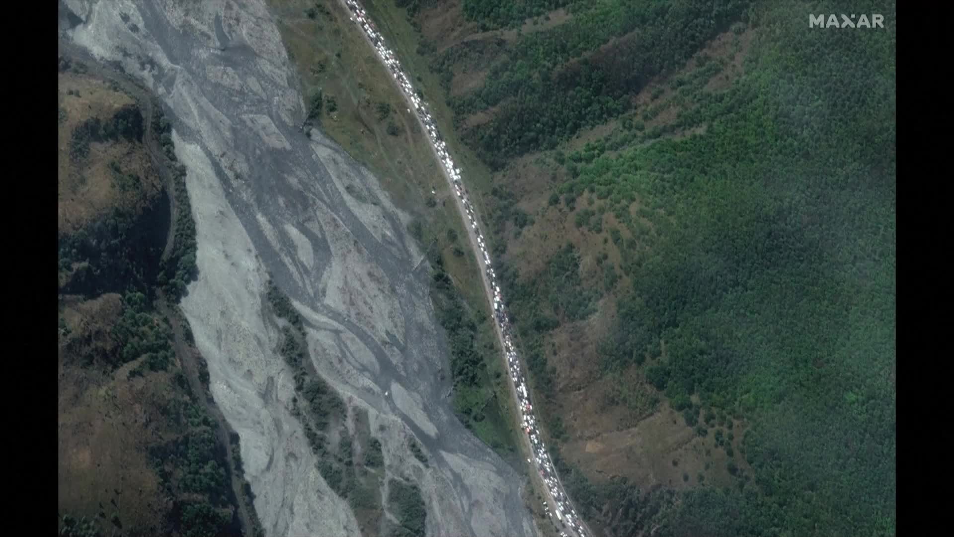 Сателитни кадри показват 16 километрово задръстване на руско-грузинската граница (ВИДЕО)