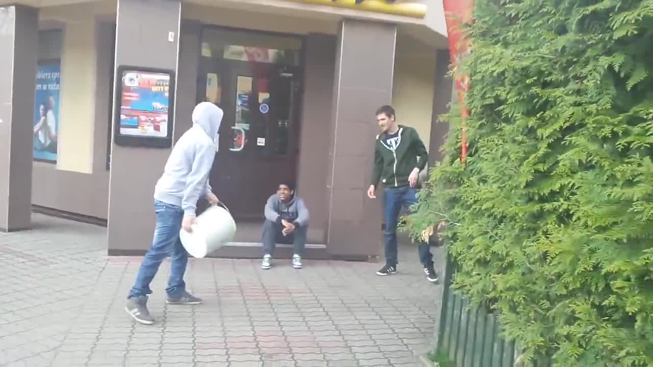Мъж се бъзика с хората по улиците! Много Смях! :d :d :d :d :d