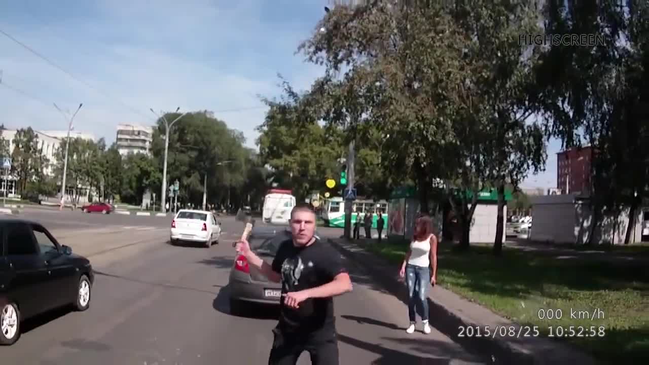 Агресивен шофьор с брадва в Русия