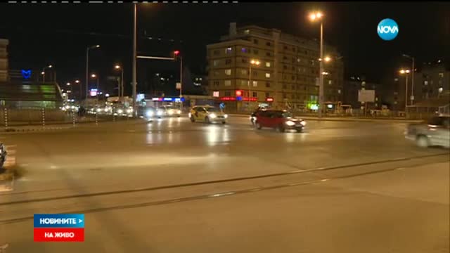 Кола удари майка с дете на тротоар в София