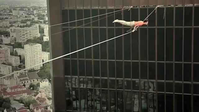 Потресаващи кадри .. Skyliners - Париж