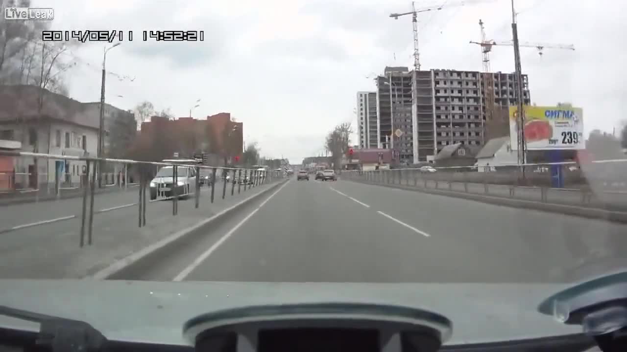 Много отворен руснак си намери майстора, докато се фукаше на пътя!