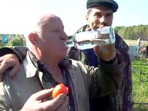 Така се пие водка !!! Салата-домат ;-d
