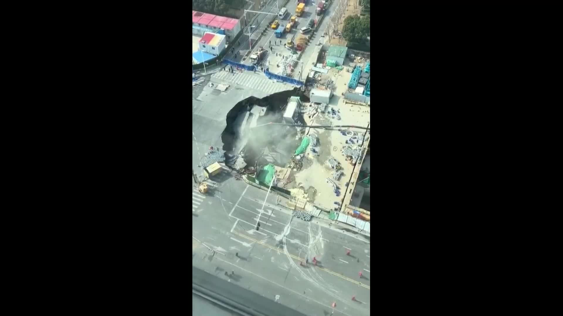 Гигантска дупка "погълна" натоварено шосе в Шанхай (ВИДЕО)