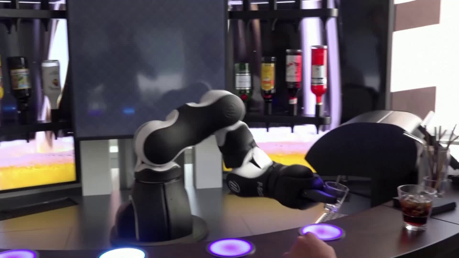Барман робот в Швейцария бърка коктейли
