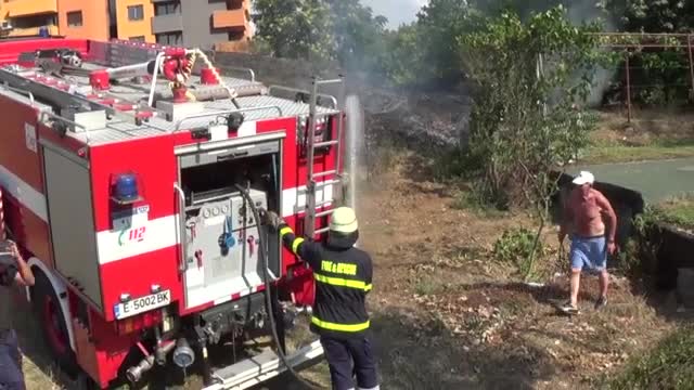 Дядо предизвика пожар, едва не изгоря в него