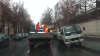 Смях ... Как се справят в Русия с поледицата по улиците !!!