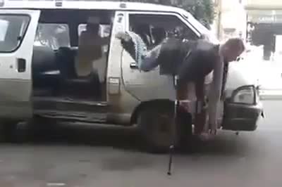 Човек в неравностойно положение влиза оригинално в маршрутка