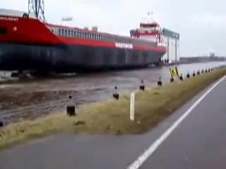 Как се спускат кораби за първи път на вода?