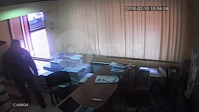 Мъж открадна телефон от офис с шест души вътре (ВИДЕО