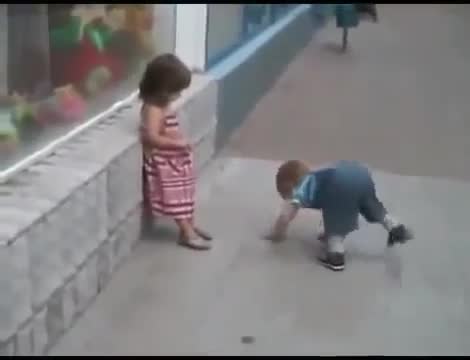 Никога не се предавайте, когато искате да целунете някоя мацка! Малкия е доста упорит!
