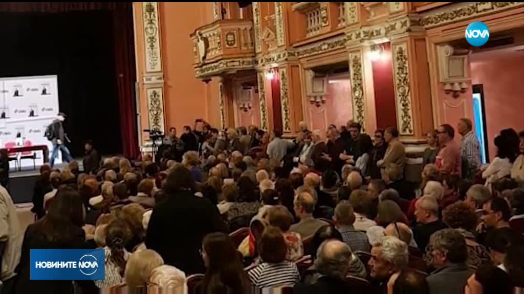 Стотици чакаха с часове за книгата на бившия премиер Иван Костов
