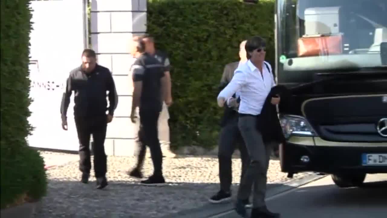 Швайни пристигна с Бундестима в Аскона, ще обясни ситуацията днес