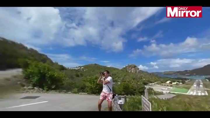Самолет при кацане за малко да отнесе главата на фотограф