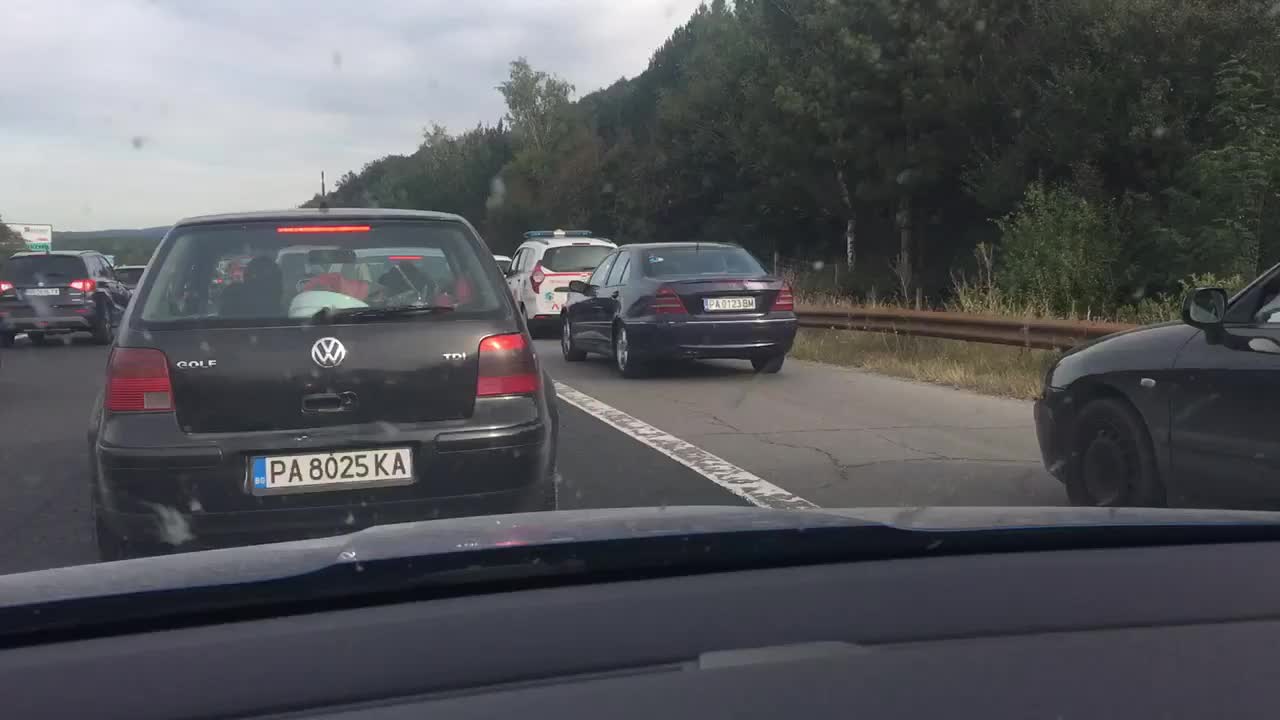 Нарушители забавят линейка в аварийната лента