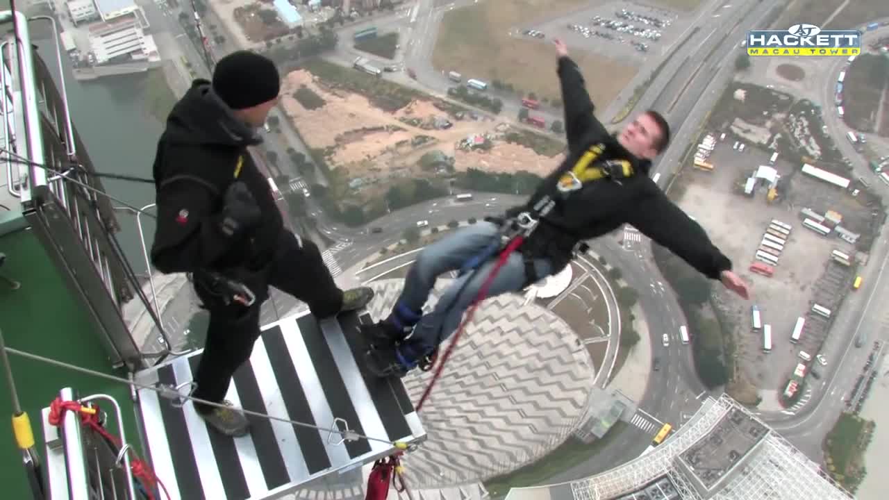 Екстремно ! Скок с бънджи от " Macau Tower " ( 338 метра )