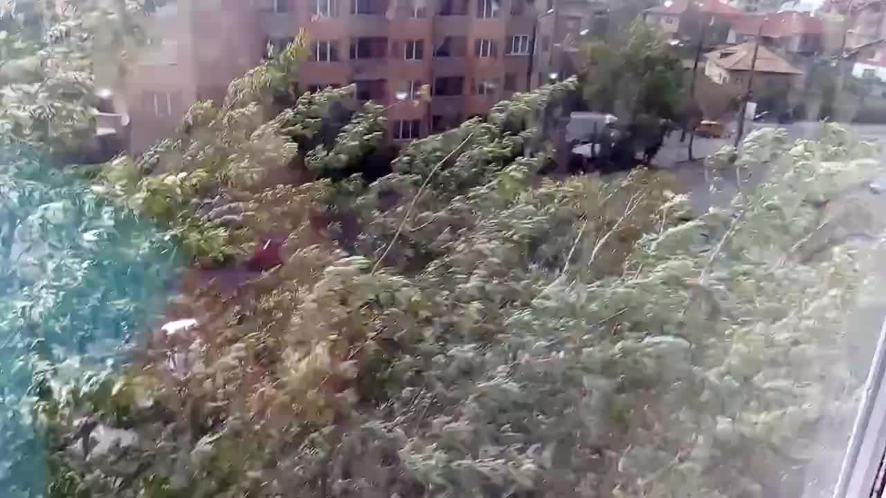 Ураганен вятър в Благоевград