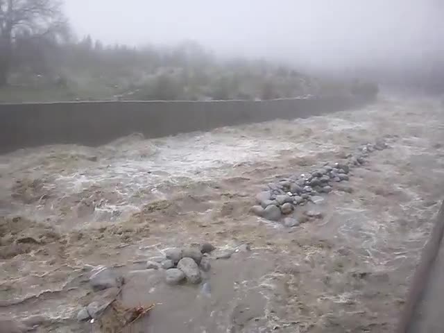 Река "Глазне" в Банско след дъждовете