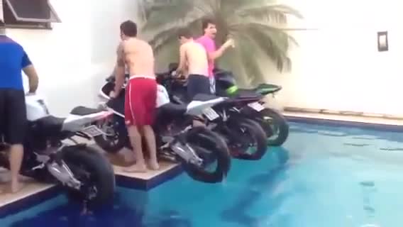 Четири мотора пилят гуми в басейн, rainbow bikes