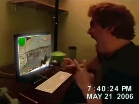 Геймър се напикава от яд на Counter Strike