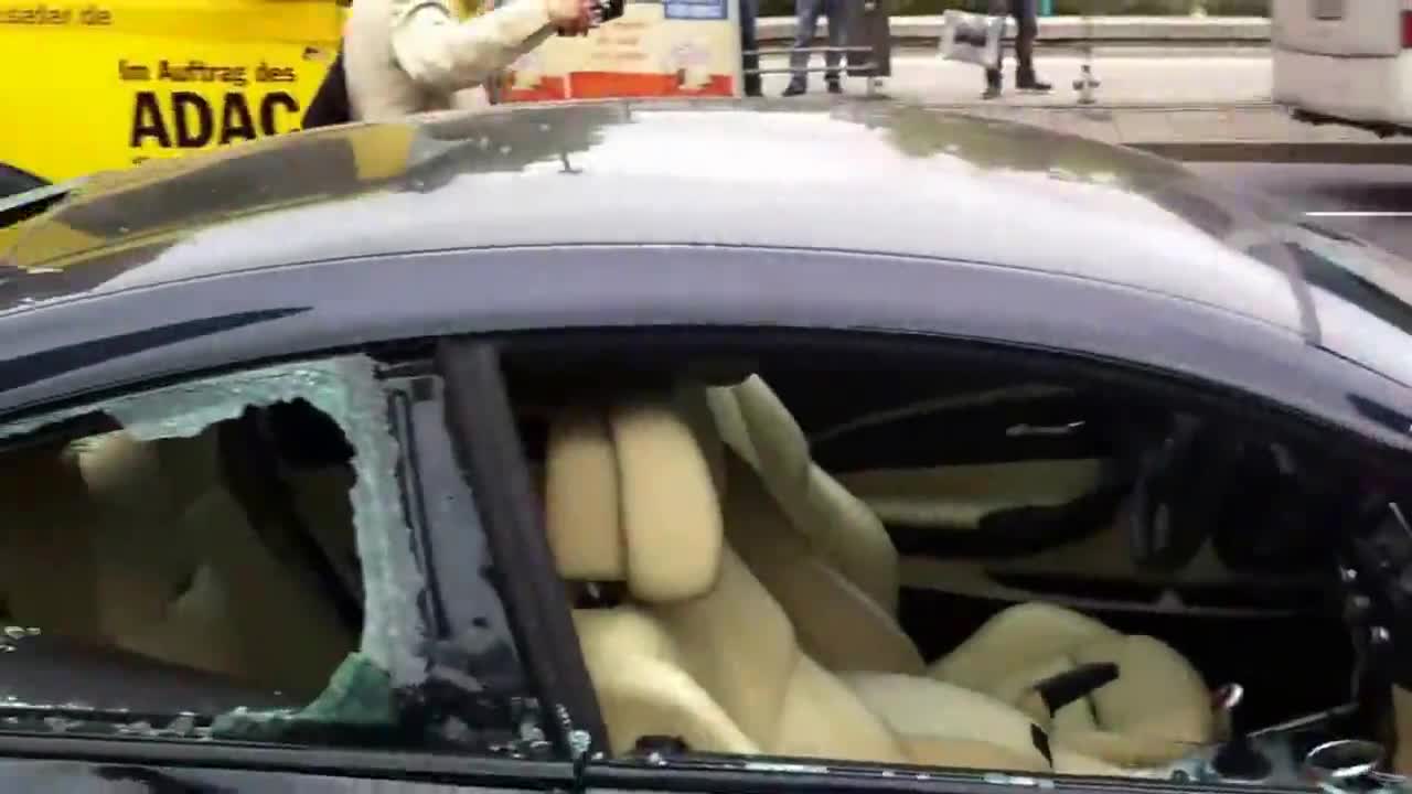 Мъж разбива B M W M6 с брадва и чук в знак на протест срещу проблем с качеството на колата !