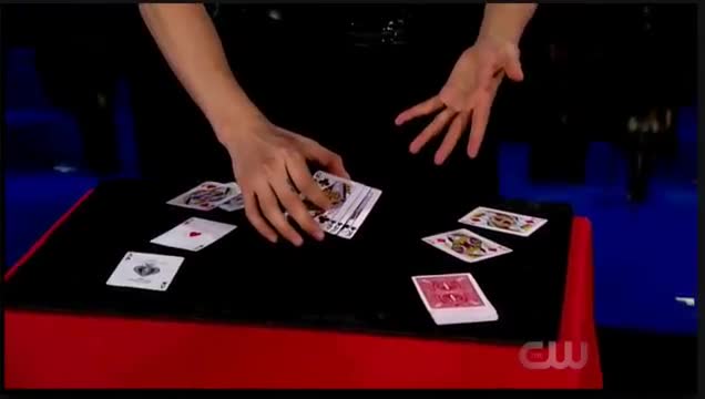 Велик манипулатор ,с карти за игра прави каквото си иска с тях!