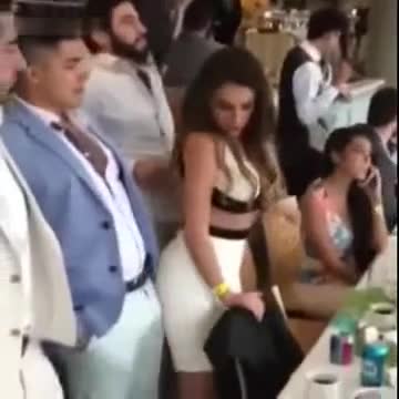 Ето как момиче преминава в препълнена зала с мъже !